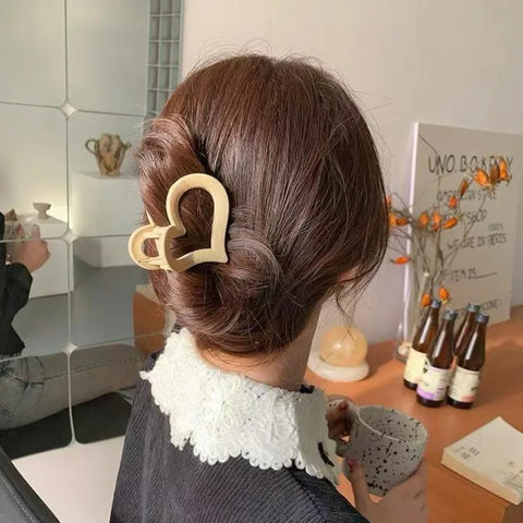 Women's autumn and winter temperament, back of the head clip, headband accessories, heart-shaped frosted hair clip